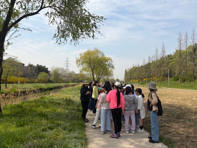 연수구는 다음 달 26일까지 총 10회에 걸쳐 관내 유치원생과 초중학생 217명을 대상으로 도심 속 생태하천을 직접 체험하는 2026년 승기천 생태문화 탐방교실을 운영한다